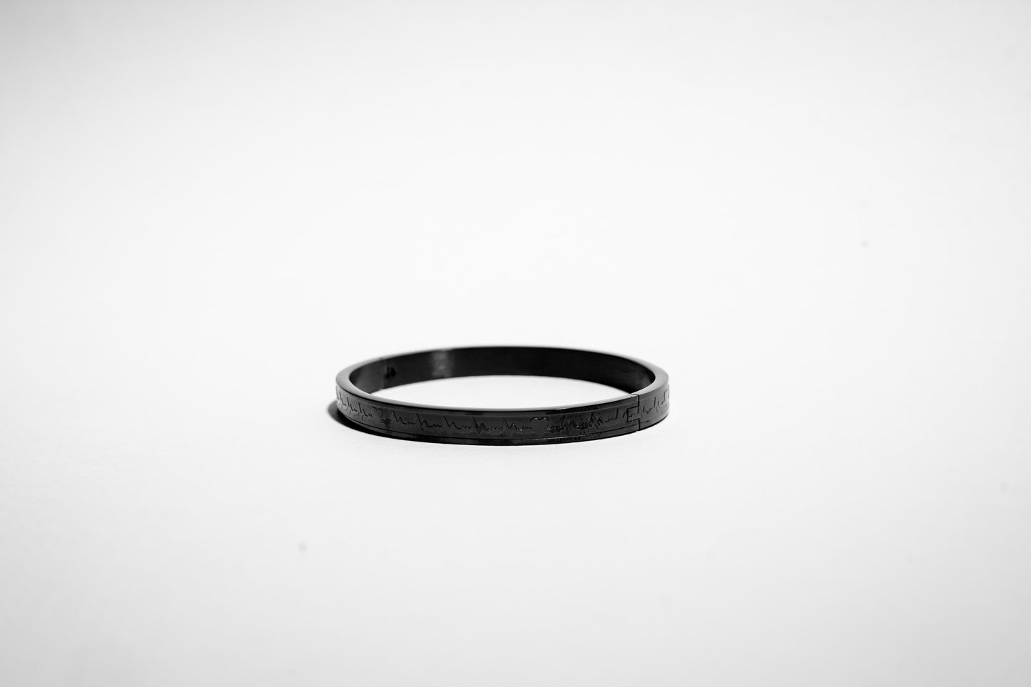 Bracciale Midnight Pulse Bangle con ECG inciso | Bracciale magnetico minimalista per uomo e donna