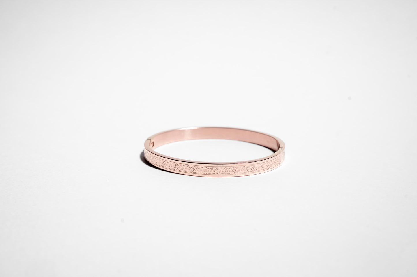 Bracciale rigido placcato oro rosa con rosa eterna