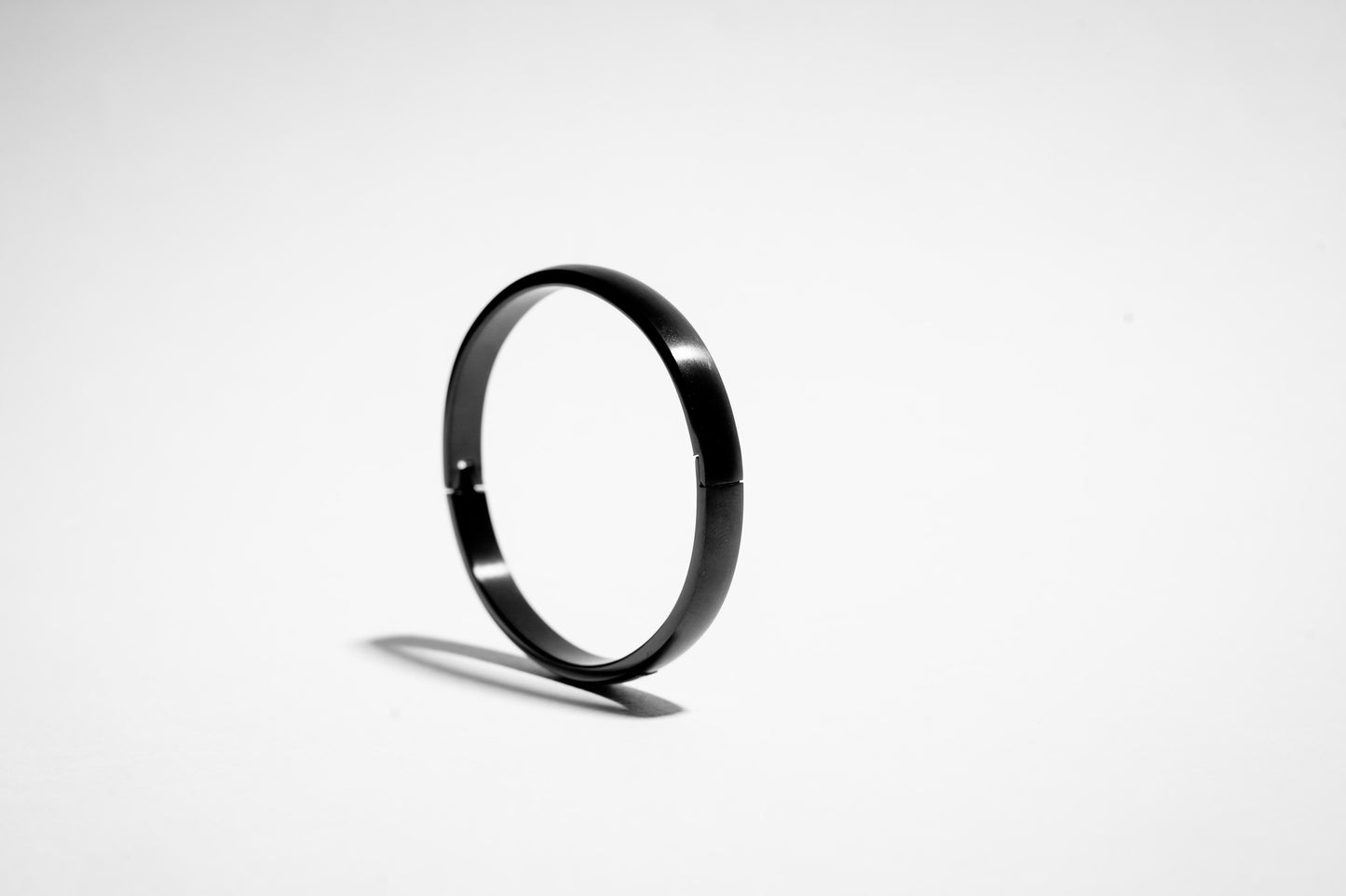 Il bracciale rigido Onyx Signature | Nero opaco