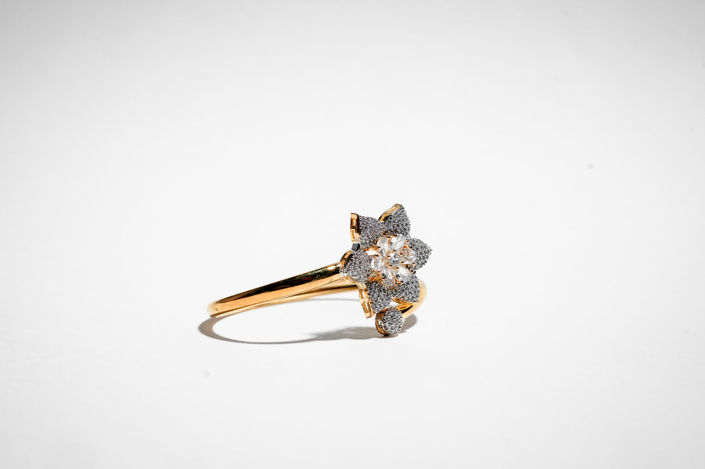 Il bracciale Seraphina Petal Pave