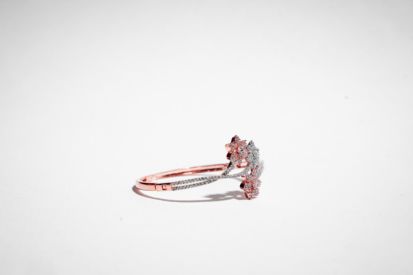 Il bracciale rigido Seraphina con costellazione floreale