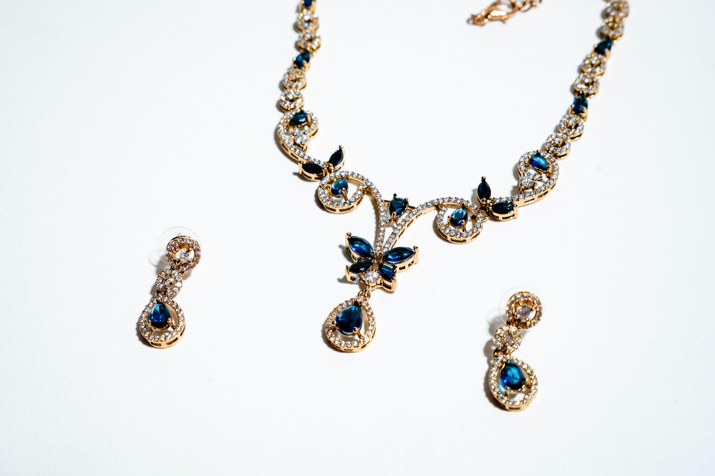 Eleganza Monarca Zaffiro: Parure Collana e Orecchini a Farfalla con Cristalli Placcati Oro 18k
