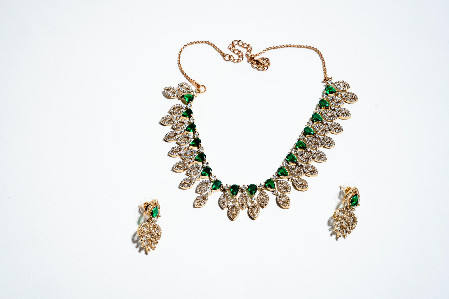Verdant Leaf Heirloom: Set Collana e Orecchini in Cristallo Smeraldo Placcato Oro 18k