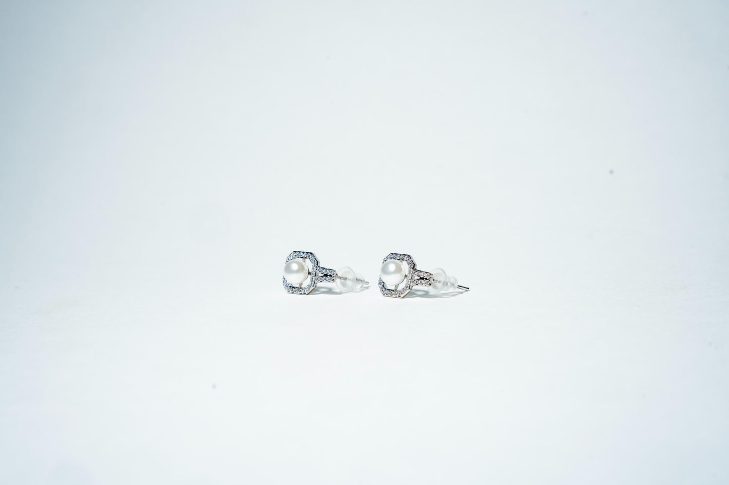 The Geometric Pearl Frame Studs – 925 Sterling Silver