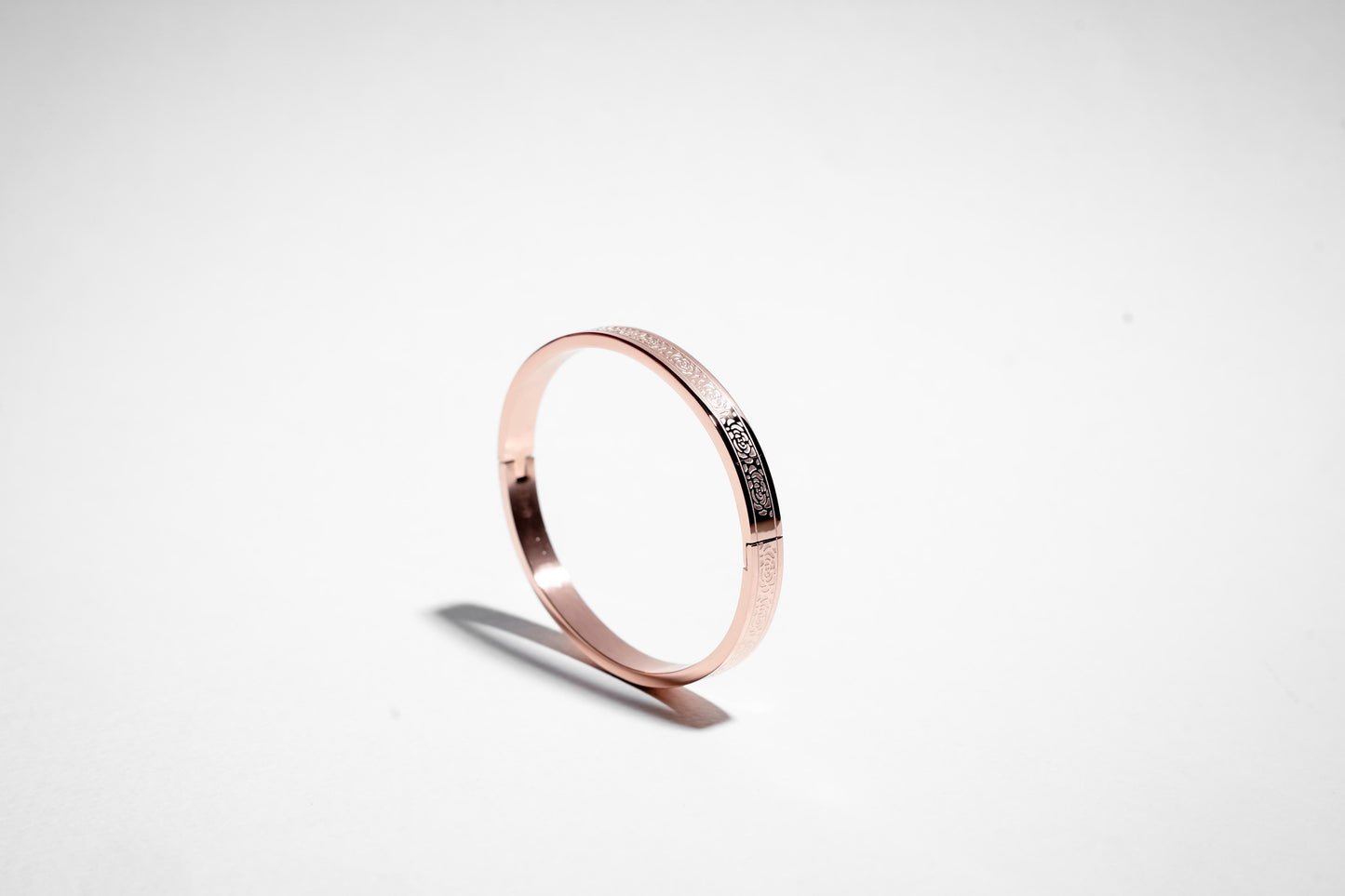 Bracciale rigido placcato oro rosa con rosa eterna