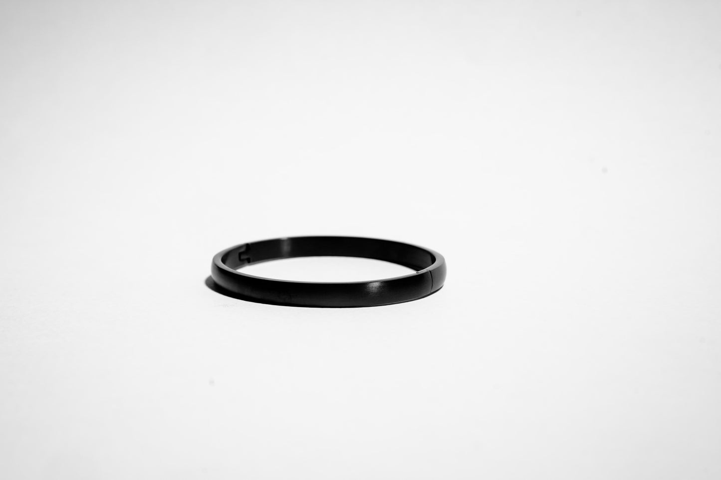Il bracciale rigido Onyx Signature | Nero opaco