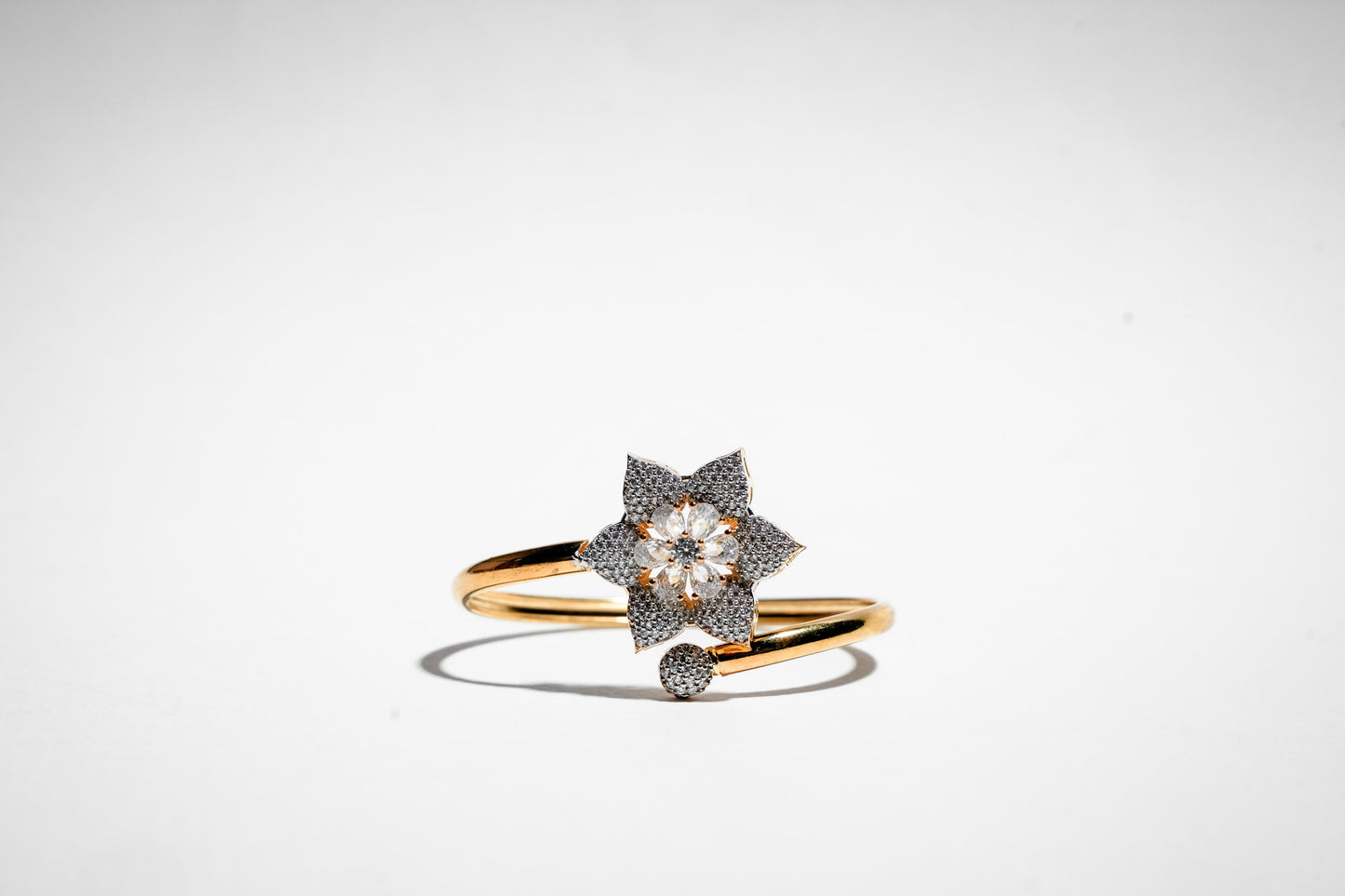 Il bracciale Seraphina Petal Pave