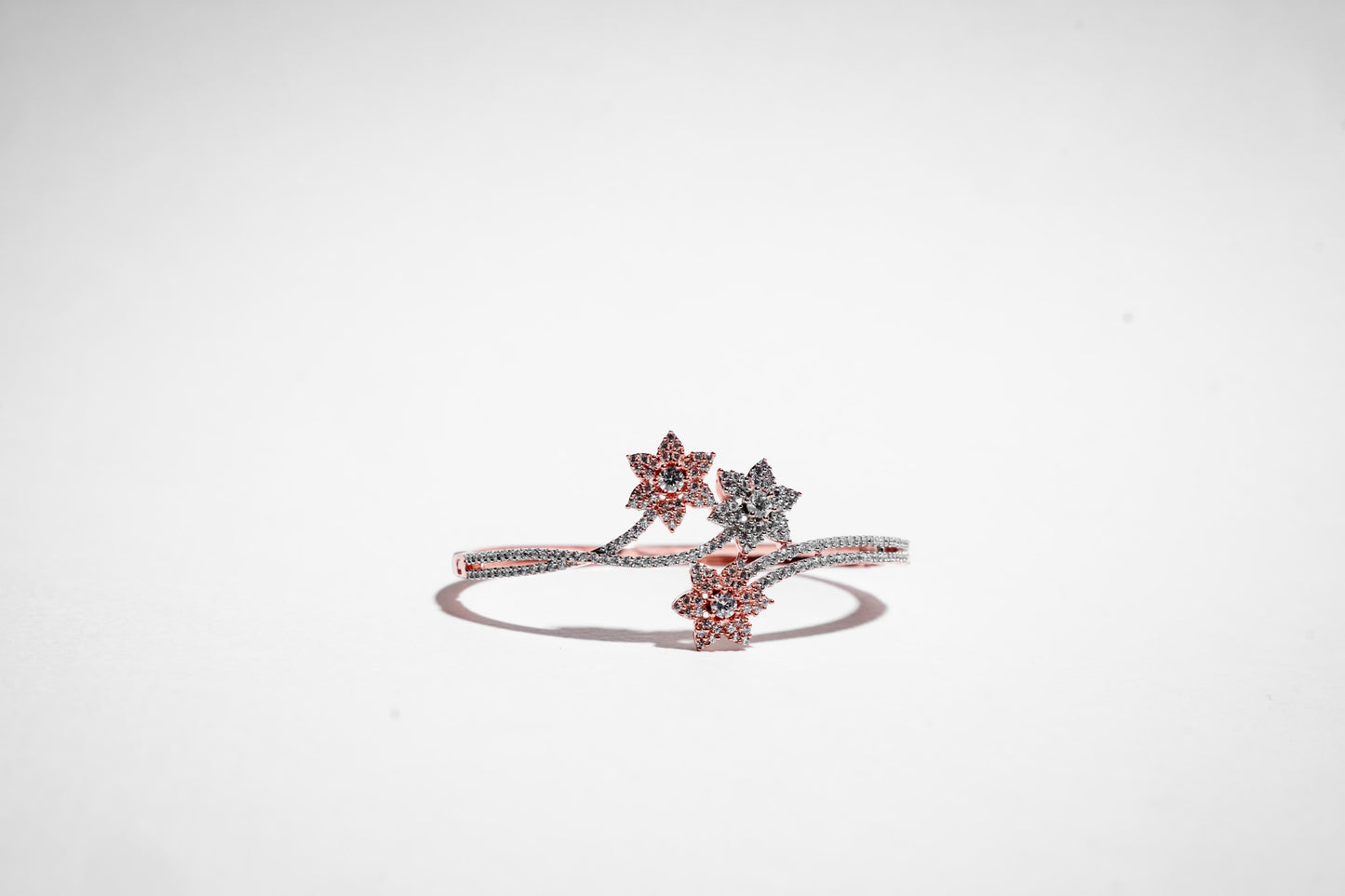 Il bracciale rigido Seraphina con costellazione floreale