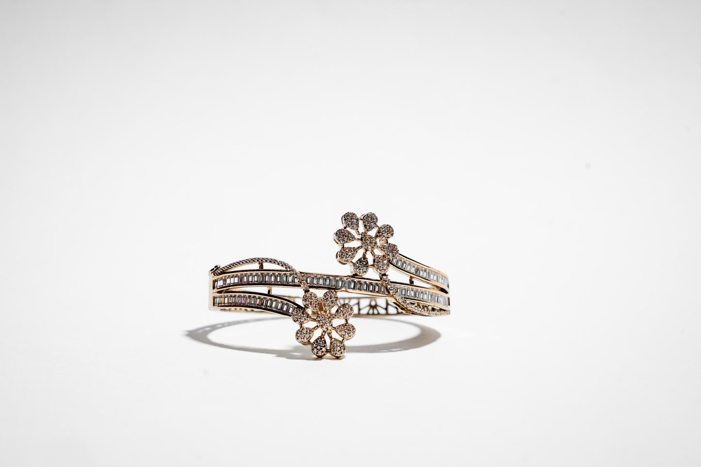Il bracciale scultoreo Serene Tide – Placcato oro 18K