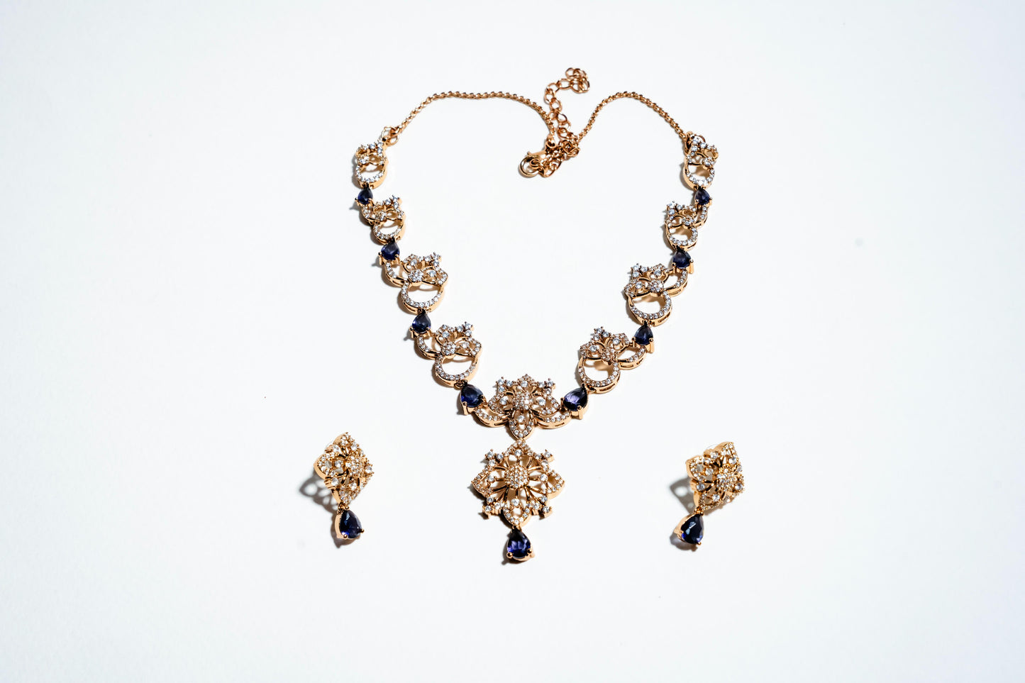 Gioielli in Filigrana Reale: Set di Collana e Orecchini con Cristalli Intarsiati Placcati Oro 18k